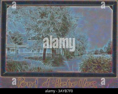 Ein ruhiger Weg, der von stilisierten Bäumen gesäumt ist, führt zu einem entfernten Gebäude, das von einem ätherischen Dunst umgeben ist und eine traumhafte Atmosphäre schafft. Die Szene ist unten mit dem Namen Pont d'Achelles eingerahmt, Foto: Pont d'Achelles, Frankreich, Sergeant John Lord, 1. Weltkrieg, 1916-1917, Schwarzweiß-Fotodruck, der ein kleines französisches Bauernhaus in der Gemeinde Pont d'Achelles in der Nähe der Stadt ArmentiÃ¨res darstellt. Pont d’Achelles blieb vom 16. Oktober 1914 bis zum 11. April 1918 in alliierter Hand, als die Deutschen die Stadt nach harten Kämpfen eroberten. Die Stockfoto