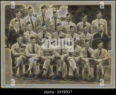 Eine Gruppe von Einzelpersonen ist in einem formellen Rahmen, der in zwei Reihen angeordnet ist, versammelt. Die Szene fängt einen Moment der Kameradschaft ein, mit einer Mischung aus Personen mit unterschiedlicher Kleidung, die einen gemeinsamen Zweck oder eine gemeinsame Zugehörigkeit suggerieren. Ihre Ausdrucksformen reichen von ernst bis entspannt, was auf einen Moment der Einheit oder Teamarbeit hinweist., Foto - RAAF Personal, Exhibition Building, Carlton, 1941, Schwarzweiß-Foto einer Gruppe von Royal Australian Air Force Personal im Exhibition Building, aufgenommen von dem Spender Malcolm McLeod, während ein Elektriker 1941 im Exhibition Building stationiert war und die besuchte Stockfoto