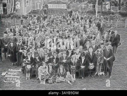 Eine große Gruppe von Menschen versammelte sich draußen, alle in formeller Kleidung, mit einigen Hüten. Sie sitzen und stehen eng zusammen, zeigen Lächeln und engagierte Ausdrucksformen. Im Hintergrund ist ein BEGRÜSSUNGSZEICHEN zu sehen, das der Szene ein Gefühl von Wärme verleiht. Negativ: „Ein Memento“. Ascot Centenary', Ascot, Via Ballarat, Victoria, 17. September 1938, große Versammlung bei den hundertsten Ascot-Feierlichkeiten. Hinter der Menge befindet sich ein großes „Welcome“-Schild und links eine amerikanische Flagge. Klassische Kunst mit einem modernen Touch, neu interpretiert von Artotop Stockfoto