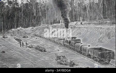 Eine Dampflokomotive schlängelt sich auf einer Schiene und bläst Rauch in die Luft, inmitten einer rauen Landschaft. Arbeiter stehen in der Nähe und beobachten den alten Zug, der durch ein bewaldetes Gebiet fährt und einen Einblick in den industriellen Fortschritt in einer natürlichen Umgebung bietet., negativ - Orbost District, Victoria, 1914, Ein Zug in einer Ballastgrube. Einige der LKWs sind gefüllt. Es gibt zwei Wasserfahrzeuge. Klassische Kunst mit modernem Touch, neu interpretiert von Artotop Stockfoto