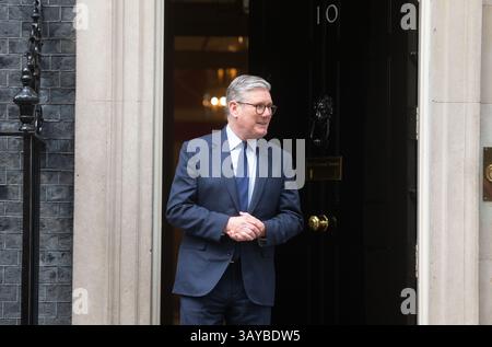 London, England, Großbritannien. April 2025. Der britische Premierminister KEIR STARMER begrüßt den neuseeländischen Premierminister Christopher Luxon in der Downing Street 10. (Kreditbild: © Tayfun Salci/ZUMA Press Wire) NUR REDAKTIONELLE VERWENDUNG! Nicht für kommerzielle ZWECKE! Stockfoto