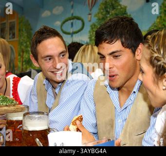 Fussball, Herren, 2.Liga, TSV 1860 München, Wiesnbesuch hier Kevin Volland (TSV 1860 München) beim offiziellen Wiesnbesuch des TSV 1860 München im Hacker Festzelt auf der Wiesn, Oktoberfest in Tracht, links sein guter Freund Markus Ziereis Stockfoto
