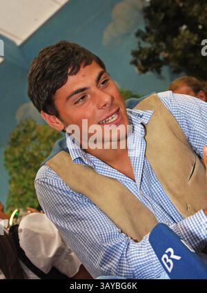 Fussball, Herren, 2.Liga, TSV 1860 München, Wiesnbesuch hier Kevin Volland (TSV 1860 München) beim offiziellen Wiesnbesuch des TSV 1860 München im Hacker Festzelt auf der Wiesn, Oktoberfest in Tracht Stockfoto