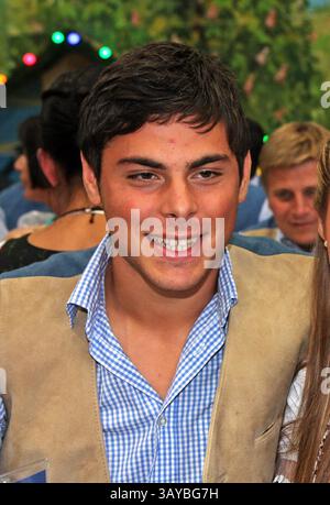 Fussball, Herren, 2.Liga, TSV 1860 München, Wiesnbesuch hier Kevin Volland (TSV 1860 München) beim offiziellen Wiesnbesuch des TSV 1860 München im Hacker Festzelt auf der Wiesn, Oktoberfest in Tracht Stockfoto