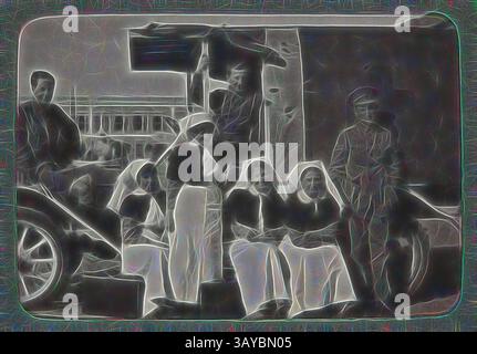 Eine Gruppe von Einzelpersonen, darunter mehrere Frauen in traditioneller Kleidung, versammelt sich in der Nähe eines Fahrzeugs. Sie scheinen sich in Gesprächen engagiert zu sein, mit einem industriellen Hintergrund, der auf ein historisches oder gemeinschaftliches Umfeld hindeutet. Die Szene ist mit einem stilisierten, künstlerischen Flair durchdrungen. Digital Image - World war I, Group Portrait of Nurses & Soldiers, Egypt, 1915-1917, Digital Image eines Fotos aus einem Album von Schwester Selina Lily (Lil) Mackenzie, das das Leben als australische Krankenschwester während des Ersten Weltkriegs dokumentiert. Lil wurde von Oktober 1915 bis Januar 1917 im 1. Australian General Hospital (AGH) gestiftet. Das 1. AGH Stockfoto