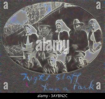 Eine Gruppe von Individuen steht zusammen, mit einer Mischung von Ausdrücken, die von Ernsthaftigkeit bis zur Besinnung reichen. Sie tragen verschiedene Kleidung und weisen auf verschiedene Rollen oder Hintergründe hin. Das Setting schlägt einen historischen Kontext vor, der möglicherweise mit der Arbeit oder der Gemeinschaft zusammenhängt, mit einem Hintergrund, der der Präsenz der Mitarbeiter mehr Tiefe verleiht. Die Szene vermittelt ein Gefühl von Einheit und Kameradschaft in der Gruppe., Digital Image - World war I, Group Portrait of Nurses & Soldiers, Egypt, 1915-1917, Digital Image eines Fotos aus einem Album von Schwester Selina Lily (Lil) Mackenzie, das das Leben als an dokumentiert Stockfoto