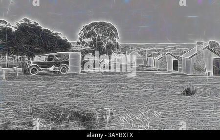 Eine ruhige Landschaft mit einer Ansammlung von rustikalen Häusern und Fahrzeugen, vor einem Hintergrund von sanften Hügeln und Bäumen, die ein Gefühl von Ruhe und ländlichem Charme wecken. Negativ - 'Gray's Camping Ground', Goulburn, New South Wales, um 1930, Gray's Camping Ground mit einer Reihe kleiner Hütten. Auf der linken Seite befinden sich zwei Autos, klassische Kunst mit einem modernen Touch, der von Artotop neu interpretiert wurde Stockfoto