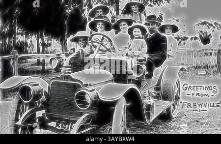 Ein Oldtimer trägt eine Gruppe elegant gekleideter Personen, darunter Erwachsene und Kinder, die alle einen breiten Schirm tragen. Sie befinden sich fröhlich um das Auto herum, mit einer malerischen Kulisse, die auf einen sonnigen Tag hindeutet. Begleitet wird die Szene von einem verspielten Gruß aus 'Freyville., negativ - Frewville, South Australia, um 1915, Eine Familiengruppe im Auto abgebildet. Sie befinden sich in einer ländlichen Umgebung in Frewville., klassische Kunst mit einem modernen Touch, der von Artotop neu interpretiert wurde Stockfoto