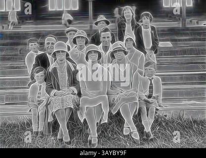 Eine Gruppe von Menschen, die in Vintage-Kleidung gekleidet sind, posiert zusammen auf einem grasbewachsenen Bereich mit Holztreppen. Die Einzelpersonen tragen meist Hüte und formelle Kleidung, die ein Gefühl von Kameradschaft und Nostalgie vermitteln., Glasnegativ - Gruppenporträt im Sportstand, ca. 1930er Jahre, Ein schwarz-weißes Halbplattennegativ mit einem Gruppenporträt von Männern, Frauen und Kindern in einem Sportstand. Dies sind wahrscheinlich die Familie und Freunde von Kindern, die an den Rennen teilnehmen, die auf begleitenden Negativen zu sehen sind. Klassische Kunst mit einem modernen Twist, neu interpretiert von Artotop Stockfoto