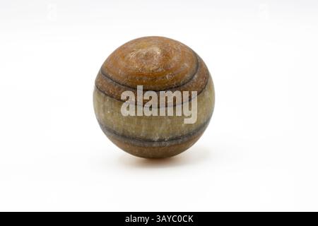 Aragonitstein auf weißem Hintergrund. Aragonit ist ein Carbonat-Mineral und eine der drei am häufigsten vorkommenden Kristallformen von Calcium Ca Stockfoto