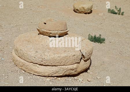Alte Getreideschleifsteine in Nordafrika Stockfoto