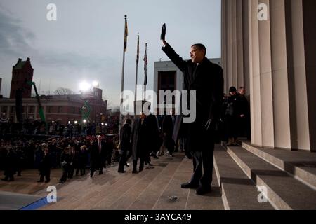 20. Januar 2009 – Washington, DC, USA – US-Präsident BARACK OBAMA winkt von den Stufen des Lincoln-Gedenkwerks. (Bild: © Karen Ballard/ZUMApress.com) Stockfoto
