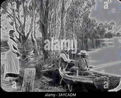Eine ruhige Flussszene fängt zwei Figuren in einem Boot ein, das sich auf das Angeln konzentriert, während eine Frau in der Nähe steht und die beschauliche Umgebung beobachtet, die von üppigen Bäumen eingerahmt wird., Lantern Slide - Angeln in River, Victoria, Australien, um 1890, Schwarzweißbild von A. J. Campbell, der in einem Boot sitzt, ohne Jacke, während er und ein Freund fischten, möglicherweise am Yarra River, mit einer Dame auf dem Ufer steht. Dies ist eine von vielen Glaslaternen-Rutschen, die die A.J. Campbell Collection von Museums Victoria bilden, Klassische Kunst mit einem modernen Touch, neu interpretiert von Artotop Stockfoto