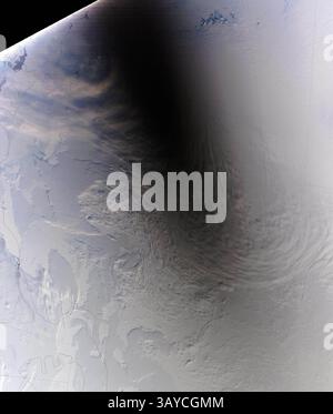 23. November 2003 - Antarktis - der Mond warf einen langen Schatten über die Antarktis, während eine totale Sonnenfinsternis entstand. Während der fast sommerlichen Monate des südlichsten Kontinents hängt die Sonne normalerweise tief am Horizont. Als sich der Mond also zwischen Erde und Sonne bewegte, fiel sein Schatten in ein etwa 500 Kilometer langes Oval, wie die langen Schatten einer Frühsommerdämmerung. Die lange kreisförmige Form des Schattens entspricht dem Muster, das eine Taschenlampe auf den Boden wirft, wenn sie in einem ähnlichen Winkel gehalten wird. Die Sonnenfinsternis begann um 22:08 Uhr UTC, und der Schatten verließ die Erdoberfläche etwas mehr als eine Stunde später um 23:20 Uhr UTC. Die Sonne“ Stockfoto