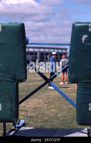 Juli 2010 - San Diego, Kalifornien, USA - DON CORYELL, 85, (17. Oktober 1924 - 1. Juli 2010) starb nach längerer schlechter Gesundheit. CORYELL war ein ehemaliger US-amerikanischer Fußballtrainer, der in der NFL zunächst bei den St. Louis Cardinals von 1973-1977 und dann bei den San Diego Chargers von 1978 bis 1986 trainierte. Er war bekannt für seine Neuerungen bei der Übertretung des Fußballs. Die CORYELL-Offensive wurde allgemein als Air Coryell bezeichnet. IM BILD: DON CORYELL (C) blickt im Mai 1985 über ein Chargers-Training vor dem Jack Murphy Stadium (Qualcomm Stadium). (Kreditbild: © Earl S. Cryer/ZUMApress.com) Stockfoto