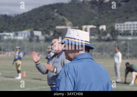 Juli 2010 - San Diego, Kalifornien, USA - DON CORYELL, 85, (17. Oktober 1924 - 1. Juli 2010) starb nach längerer schlechter Gesundheit. CORYELL war ein ehemaliger US-amerikanischer Fußballtrainer, der in der NFL zunächst bei den St. Louis Cardinals von 1973-1977 und dann bei den San Diego Chargers von 1978 bis 1986 trainierte. Er war bekannt für seine Neuerungen bei der Übertretung des Fußballs. Die CORYELL-Offensive wurde allgemein als Air Coryell bezeichnet. IM BILD: DON CORYELL sieht im Mai 1985 ein Training der Chargers vor dem Jack Murphy Stadium (Qualcomm Stadium). (Kreditbild: © Earl S. Cryer/ZUMApress.com) Stockfoto