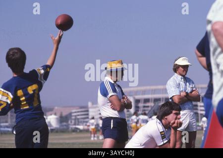 Juli 2010 - San Diego, Kalifornien, USA - DON CORYELL, 85, (17. Oktober 1924 - 1. Juli 2010) starb nach längerer schlechter Gesundheit. CORYELL war ein ehemaliger US-amerikanischer Fußballtrainer, der in der NFL zunächst bei den St. Louis Cardinals von 1973-1977 und dann bei den San Diego Chargers von 1978 bis 1986 trainierte. Er war bekannt für seine Neuerungen bei der Übertretung des Fußballs. Die CORYELL-Offensive wurde allgemein als Air Coryell bezeichnet. IM BILD: DON CORYELL (C) blickt im Mai 1985 über ein Chargers-Training vor dem Jack Murphy Stadium (Qualcomm Stadium). (Kreditbild: © Earl S. Cryer/ZUMApress.com) Stockfoto