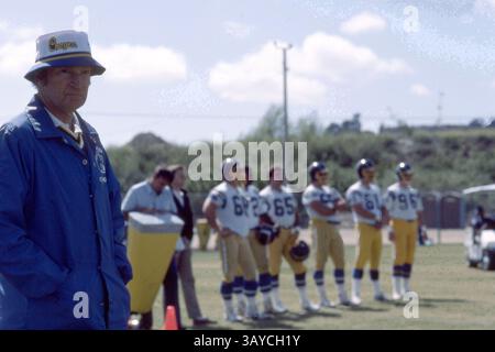 Juli 2010 - San Diego, Kalifornien, USA - DON CORYELL, 85, (17. Oktober 1924 - 1. Juli 2010) starb nach längerer schlechter Gesundheit. CORYELL war ein ehemaliger US-amerikanischer Fußballtrainer, der in der NFL zunächst bei den St. Louis Cardinals von 1973-1977 und dann bei den San Diego Chargers von 1978 bis 1986 trainierte. Er war bekannt für seine Neuerungen bei der Übertretung des Fußballs. Die CORYELL-Offensive wurde allgemein als Air Coryell bezeichnet. IM BILD: DON CORYELL sieht im Mai 1985 ein Training der Chargers vor dem Jack Murphy Stadium (Qualcomm Stadium). (Kreditbild: © Earl S. Cryer/ZUMApress.com) Stockfoto