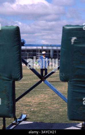 Juli 2010 - San Diego, Kalifornien, USA - DON CORYELL, 85, (17. Oktober 1924 - 1. Juli 2010) starb nach längerer schlechter Gesundheit. CORYELL war ein ehemaliger US-amerikanischer Fußballtrainer, der in der NFL zunächst bei den St. Louis Cardinals von 1973-1977 und dann bei den San Diego Chargers von 1978 bis 1986 trainierte. Er war bekannt für seine Neuerungen bei der Übertretung des Fußballs. Die CORYELL-Offensive wurde allgemein als Air Coryell bezeichnet. IM BILD: DON CORYELL sieht im Mai 1985 ein Training der Chargers vor dem Jack Murphy Stadium (Qualcomm Stadium). (Kreditbild: © Earl S. Cryer/ZUMApress.com) Stockfoto
