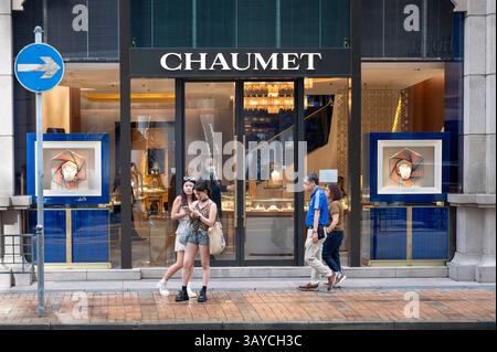Menschen werden vor der französischen Luxusschmuck- und Uhrenmarke Chaumet Store in Hongkong gesehen. Stockfoto