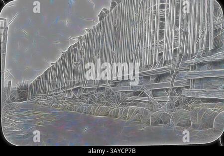 Ein langer, verwitterter Holzzaun zieht sich über die Landschaft und zeigt Zeichen von Alter und Vernachlässigung. Aus dem Holz entstehen komplizierte Texturen und Muster, während sich die umgebende Vegetation durch die Risse schlängelt und den rustikalen Charme der Szene unterstreicht., Lantern Slide - Vineyard, Australien, Date Unknown, Schwarz-weiß-Bild eines Dammes neben einem Weinberg, fotografiert von A. J. Campbell., Klassische Kunst mit modernem Touch, neu interpretiert von Artotop Stockfoto