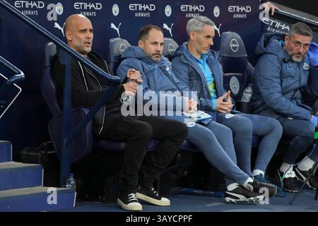 Etihad Stadium, Manchester, Großbritannien. April 2025. Premier League Football, Manchester City gegen Aston Villa; PEP Guardiola, Manager von Manchester City, wartet auf der Bank auf den Start des Spiels Credit: Action Plus Sports/Alamy Live News Stockfoto