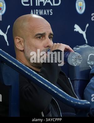 Etihad Stadium, Manchester, Großbritannien. April 2025. Premier League Football, Manchester City gegen Aston Villa; PEP Guardiola, Manager von Manchester City, wartet auf der Bank auf den Start des Spiels Credit: Action Plus Sports/Alamy Live News Stockfoto