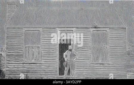 Ein Mann steht lässig in der Tür eines rustikalen Holzhauses, mit einem einfachen Design und großen Fenstern, die den Eingang flankieren. Die Umgebung wirkt ruhig und deutet auf eine ruhige ländliche Umgebung hin. Negativ - man steht in Cottage Doorway, Western Australia (?), um 1890, Ein bärtiger Mann, der einen Hut hält, Sie stehen in der Tür eines kleinen viktorianischen Holzhauses. Es gibt zwei große Fenster auf beiden Seiten von ihm, von denen man Vorhänge sehen kann. Das Dach des Cottages ist aus Eisen, und ein gemauerter Kamin befindet sich links. Klassische Kunst mit einem modernen Twist von Artotop Stockfoto