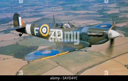 SUPERMARINE SPITFIRE Mk. VB (AD233, „ZD-F“) wird vom Kommandanten der No. 222 Squadron RAF, Richard Milne, geflogen, wenn er in North Weald, Essex (RAF) stationiert ist. Am 25. Mai 1942 wurde die AD233 von der deutschen Focke Wulf FW 190 über Gravelines (Frankreich) abgeschossen, während sie von Jankiewicz geflogen wurde. Dieser Spitfire war Teil des Spitfire Fund, der von den Niederländisch-Indien gesammelt wurde. Auf der linken Seite trug sie den Namen „West Borneo I“. Stockfoto