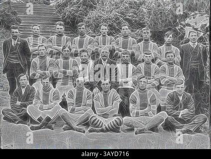 Ein Vintage-Sportteam posiert in einer Gruppe und präsentiert ihre Uniformen mit markanten Streifen. Die Spieler stehen und sitzen selbstbewusst, umgeben von einer natürlichen Umgebung, während einige Männer in formeller Kleidung die Gruppe beaufsichtigen. Die Atmosphäre spiegelt Kameradschaft und Stolz auf ihre athletische Identität wider. Negativ - Team Portrait des Golden Point Football Club, Ballarat East, Victoria, um 1900, Team Portrait des Golden Point Football Club. Klassische Kunst mit modernem Touch von Artotop neu interpretiert Stockfoto