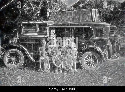 Ein Oldtimer steht prominent, während sich vier Personen, die in historischen Kleidern gekleidet sind, vor ihm versammeln und eine nostalgische Szene schaffen, die ein Gefühl für Geschichte und Gemeinschaft weckt. Negativ - Murphy Family saß auf dem Laufbrett ihres Studebaker Creswick, Victoria, um 1930, die Familie Murphy saß auf dem Laufbrett ihres Studebaker Car., Klassische Kunst mit einem modernen Twist von Artotop neu erfunden Stockfoto