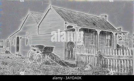 Ein malerisches Bauernhaus mit einer Veranda steht prominent, während eine Figur in historischer Kleidung vom Eingang aus beobachtet wird. In der Nähe gibt eine Pferdekutsche einen Hauch von Nostalgie in die ländliche Szene, umgeben von hohem Gras und einem rustikalen Zaun. Negativ - Family Standing on the Verandah of their Home, Mallorca (?), Victoria, um 1880, Eine Familie auf der Veranda ihres Hauses. Ein Buggy parkt seitlich am Haus. Es gibt ein Schindeldach und ein Abflussrohr führt von der Rinne an der Vorderseite des Hauses nach hinten (aber offenbar nicht zu einem Wassertank, es sei denn, der Tank ist im Boden versenkt Stockfoto