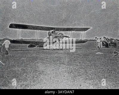 Ein Vintage-Doppeldecker liegt auf einem grasbewachsenen Feld und zeigt sein klassisches Design und seine komplizierten Details, umgeben von einer ruhigen Landschaft., negativ - ein Flugzeug am Boden in der „Portland Downs“ Station, Isisford District, Queensland, 1920, ein Flugzeug (eine Avro 504 mit Drehmotor) am Boden in der „Portland Downs“ Station., Klassische Kunst mit einem modernen Twist, neu interpretiert von Artotop Stockfoto