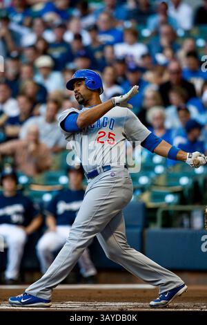 Juni 2010 - Milwaukee, WI. Miller Park. Chicago Cubs Derrek Lee #25 hatte einen 2-RUN homer vor Brewers, mit dem Pitcher Randy Wolf in der Spitze des 5. Inning. . Milwaukee Brewers verlor gegen die Chicago Cubs 4-9..Mike McGinnis / CSM(Bild: © Mike McGinnis/Cal Sport Media/ZUMApress.com) Stockfoto