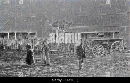 Eine ländliche Szene mit drei Personen, die in alten Kleidern gekleidet sind und in der Nähe eines Holzgebäudes und einer Pferdekutsche stehen, mit einem Hund zu den Füßen. Die Landschaft ist von karger Vegetation und einem Zaun geprägt, was auf eine ruhige, historische Umgebung hindeutet. Negativ - Scarsdale, Victoria, um 1880, Ein Mann und zwei Frauen vor einem Streikzaun. Es gibt zwei Häuser hinter dem Zaun. Auf der rechten Seite befindet sich ein Wagen und ein Hund im Vordergrund. Klassische Kunst mit einem modernen Twist von Artotop Stockfoto