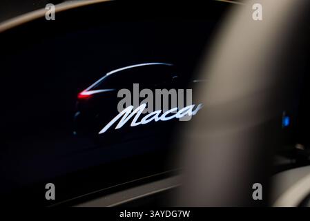 Nahaufnahme des Porsche Macan Digitaldisplays mit Car Silhouette Stockfoto