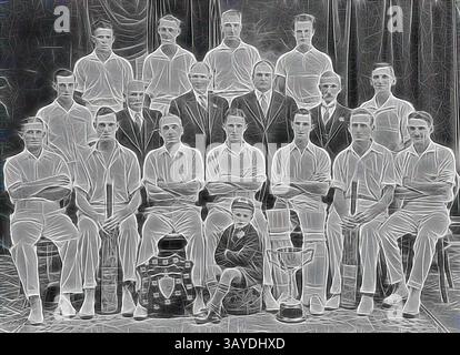 Ein Vintage-Sportteam posiert selbstbewusst in ihren Uniformen, mit mehreren Trophäen, die vor der Tür sichtbar sind. Die Gruppe ist in zwei Reihen angeordnet und zeigt sowohl Spieler als auch Coaching-Mitarbeiter, die ein Gefühl von Kameradschaft und Stolz ausstrahlen. Negativ - Ballarat, Victoria, um 1930, das Mt Clear Cricket-Team mit einer Tasse und einem Schild., Klassische Kunst mit einem modernen Twist, neu interpretiert von Artotop Stockfoto