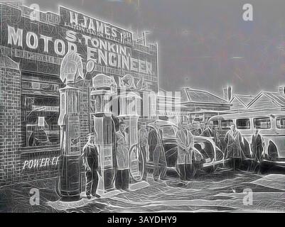 Eine alte Tankstelle voller Aktivitäten, mit klassischen Kraftstoffpumpen und einer Reihe alter Autos, die draußen geparkt sind, mit Freunden, die sich versammeln, vertieft in Unterhaltung und Handel. Die architektonischen Details des Gebäudes tragen zur nostalgischen Atmosphäre bei. Negativ - Ballarat, Victoria, Januar 1939, Personal vor der Garage der H. James Eastern Station. Es gibt Benzinpumpen für Plume, Shell und Texaco. Im Hintergrund befinden sich ein Auto und ein Bus. Klassische Kunst mit einem modernen Touch, neu gestaltet von Artotop Stockfoto