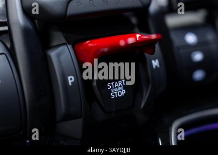Nahaufnahme der Taste Start Engine Stop (Motorabschaltung starten) im Lamborghini Urus Interior Stockfoto
