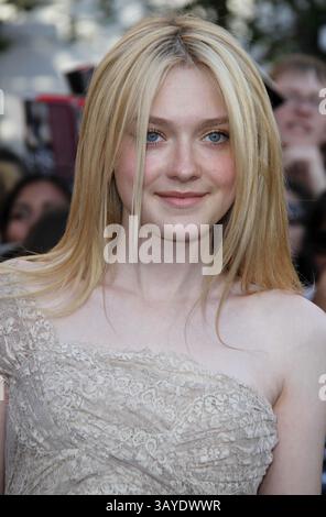 24. Juni 2010 – Los Angeles, Kalifornien, USA – DAKOTA FANNING kommt zur Premiere von „The Twilight Saga: Eclipse“ im Nokia Theater. (Kreditbild: © Glenn Weiner/ZUMApress.com) Stockfoto