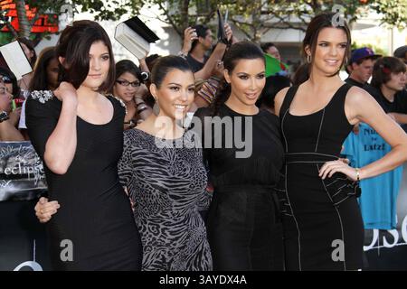 24. Juni 2010 - Los Angeles, Kalifornien, USA - die Kardashian Schwestern, von links, KYLIE JENNER, KOURTNEY KARDASHIAN, KIM KARDASHIAN, und KENDALL JENNER kommt zur Premiere von The Twilight Saga: Eclipse im Nokia Theater. (Kreditbild: © Glenn Weiner/ZUMApress.com) Stockfoto