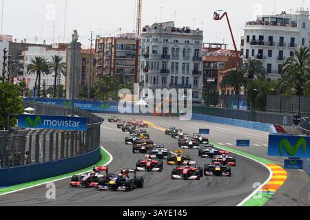27. Juni 2010 - Sebastian Vettel (GER) Red Bull Racing RB6 führt Lewis Hamilton (GBR) McLaren MP4/25 zu Beginn des Rennens an...Formel-1-Weltmeisterschaft, Rd 9, Grand Prix, Rennen, Valencia Spanien, Sonntag, 27. Juni 2010. (Bild: © Sutton Motorsports/ZUMApress.com) Stockfoto