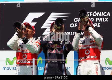 27. Juni 2010 - das Podium (L bis R): Lewis Hamilton (GBR) McLaren, Zweiter; Sebastian Vettel (GER) Red Bull Racing, Rennsieger; Jenson Button (GBR) McLaren, Dritter... Formel-1-Weltmeisterschaft, Rd 9, Grand Prix, Rennen, Valencia Spanien, Sonntag, 27. Juni 2010. (Bild: © Sutton Motorsports/ZUMApress.com) Stockfoto