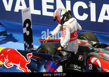 27. Juni 2010: Jenson Button (GBR) McLaren und Lewis Hamilton (GBR) McLaren inspizieren die Red Bull Racing RB6 im parc Ferme. ..Formel-1-Weltmeisterschaft, Rd 9, Grand Prix Europa, Rennen, Valencia Spanien, Sonntag, 27. Juni 2010. (Bild: © Sutton Motorsports/ZUMApress.com) Stockfoto