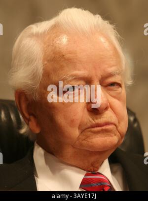 Senator ROBERT BYRD, (20. November 1917 bis 28. Juni 2010), 92-jähriger demokratischer Senator aus West Virginia, starb, nachdem er in das Krankenhaus eingeliefert wurde und an einer Hitzeerschöpfung und schwerer Dehydratation litt, aber sein Zustand war weitaus schwerwiegender. Byrd diente als der am längsten amtierende Senator der Geschichte, mit fast 52 Jahren öffentlicher Dienst im Senat. AKTE - 5. Dezember 2006 - Washington, District of Columbia, USA - Senator ROBERT BYRD (D-WV) während der Bestätigungsverhandlung von R. Gates als US-Verteidigungsminister. (Bild: © Chris Kleponis/ZUMApress.com) Stockfoto