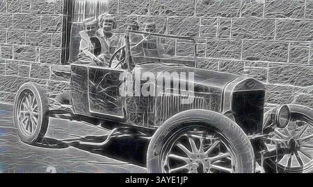 Ein klassischer Oldtimer mit drei Fahrgästen, der neben einer Steinmauer parkt. Das detaillierte Design des Fahrzeugs unterstreicht seinen nostalgischen Charme und seine Handwerkskunst aus einer vergangenen Zeit. Negativ - Port Fairy, Victoria, 1932, vier Kinder in einem Model T Ford. Die Rückseite des Autos wurde abgeschnitten. Klassische Kunst mit einem modernen Touch, der von Artotop neu interpretiert wurde Stockfoto
