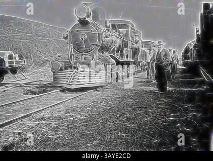 Auf den Gleisen steht eine alte Dampflokomotive, deren Rauch aus dem Schornstein steigt. In der Nähe sind Figuren zu sehen, die die nostalgische Atmosphäre verstärken. Die Szene fängt das Wesen einer Ära ein, die von Eisenbahnreisen und Industrie geprägt ist. Negativ - Dampflokomotive, Tasmanien, um 1925, Eine 3 Fuß, 6 Zoll Spurweite Linie an der Westküste Tasmaniens. Tasmanian Government Railways C-Klasse Lokomotive., klassische Kunst mit einem modernen Twist, neu interpretiert von Artotop Stockfoto