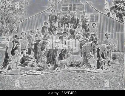 Eine Gruppe von Menschen posiert vor einer großen Scheune, einige sitzen und andere stehen, alle in Kleidung aus dem frühen 20. Jahrhundert. Die Szene fängt einen Moment der Kameradschaft und Gemeinschaft ein, während sie sich vor einer rustikalen Kulisse versammeln. Negativ - New South Wales, um 1905, Scherer mit Schaf- und Wollballen auf der „Boula“-Station. Einige halten Klingenschere. Klassische Kunst mit einem modernen Twist von Artotop Stockfoto