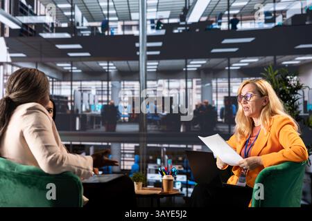 Weibliche CEOs und Manager diskutieren Datenmanagement- und Geschäftsstrategien, indem sie ihren Einfluss und ihre Widerstandsfähigkeit nutzen, um in einer von Männern dominierten Umgebung zu Höchstleistungen zu gelangen. Corporate Feminism. Stockfoto