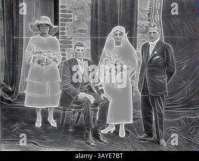 Eine Gruppe von vier elegant gekleideten Individuen steht in einem formellen Ambiente zusammen, mit zwei Frauen in Vintage-Kleidern und markanten Hüten, einem Mann, der lässig mit Anzug und Krawatte sitzt, und einem anderen Mann, der stolz neben ihm steht. Die Atmosphäre deutet auf einen bedeutenden Anlass hin, möglicherweise eine Hochzeit, hervorgehoben durch ihre Kleidung und die Blumenarrangements der Frauen. Negativ - New South Wales, um 1915, Ein Hochzeitsporträt mit der Braut und dem Bräutigam und ihren Betreuern. Klassische Kunst mit einem modernen Touch, neu interpretiert von Artotop Stockfoto